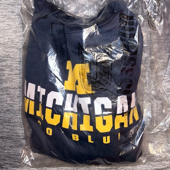 🏈🏟️ University of Michigan Wolverines Marquee Stadium Navy Polyester Hoodie 🏈 - Picture 3 of 14